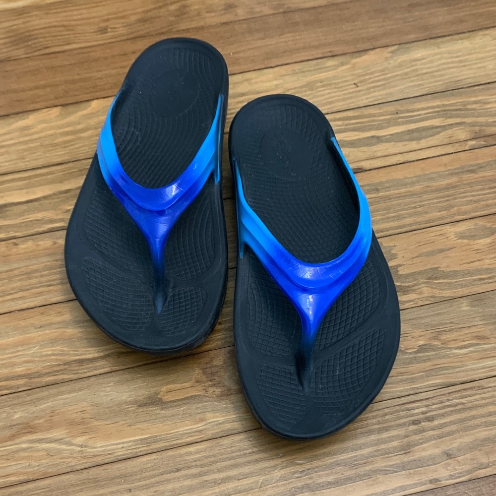 OOFOS Black and Blue Sandals